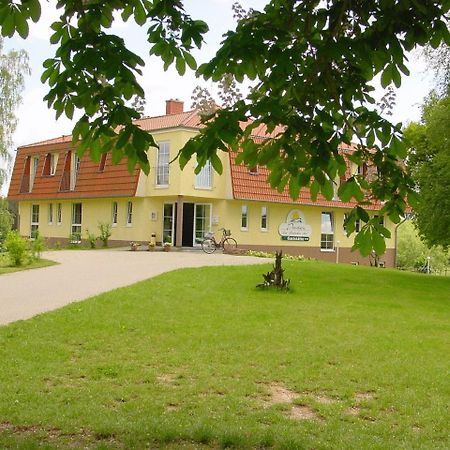Landhotel Am Peetscher See Миров Екстериор снимка