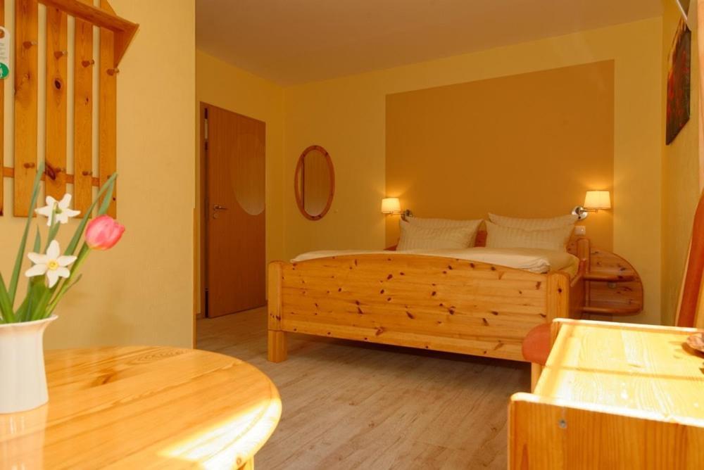 Landhotel Am Peetscher See Миров Екстериор снимка