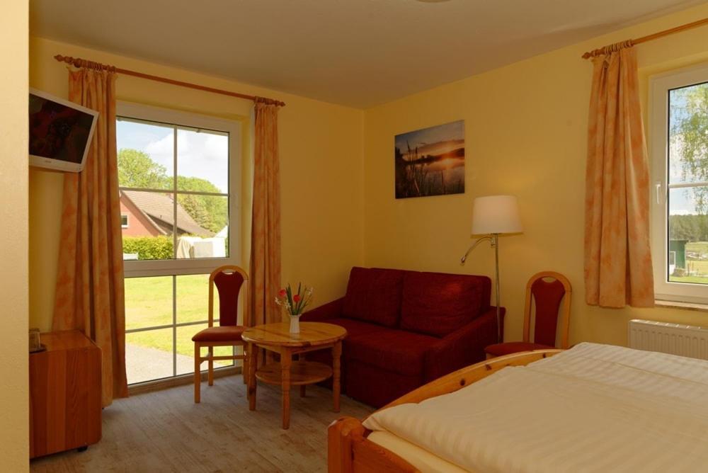 Landhotel Am Peetscher See Миров Екстериор снимка