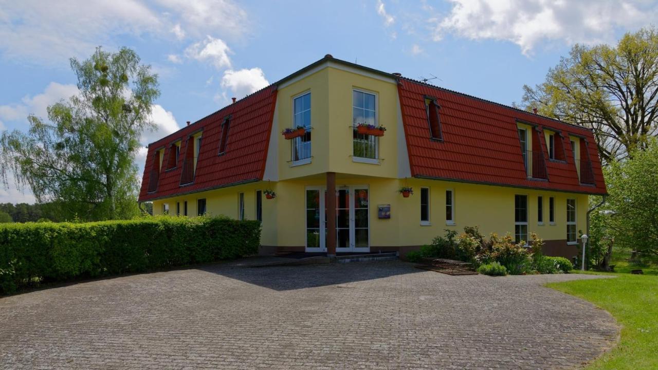 Landhotel Am Peetscher See Миров Екстериор снимка