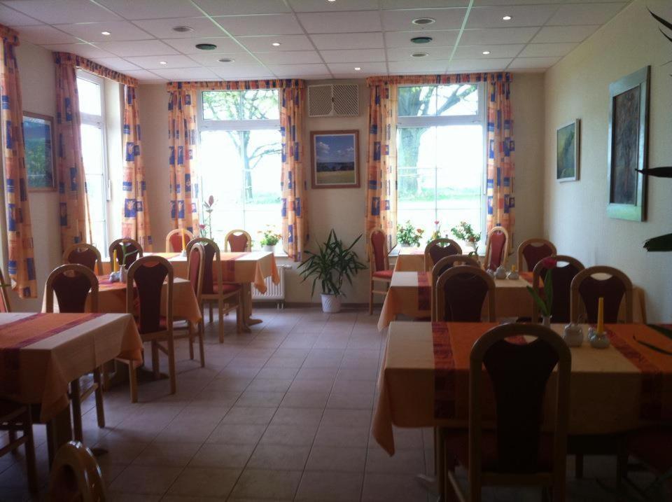Landhotel Am Peetscher See Миров Екстериор снимка