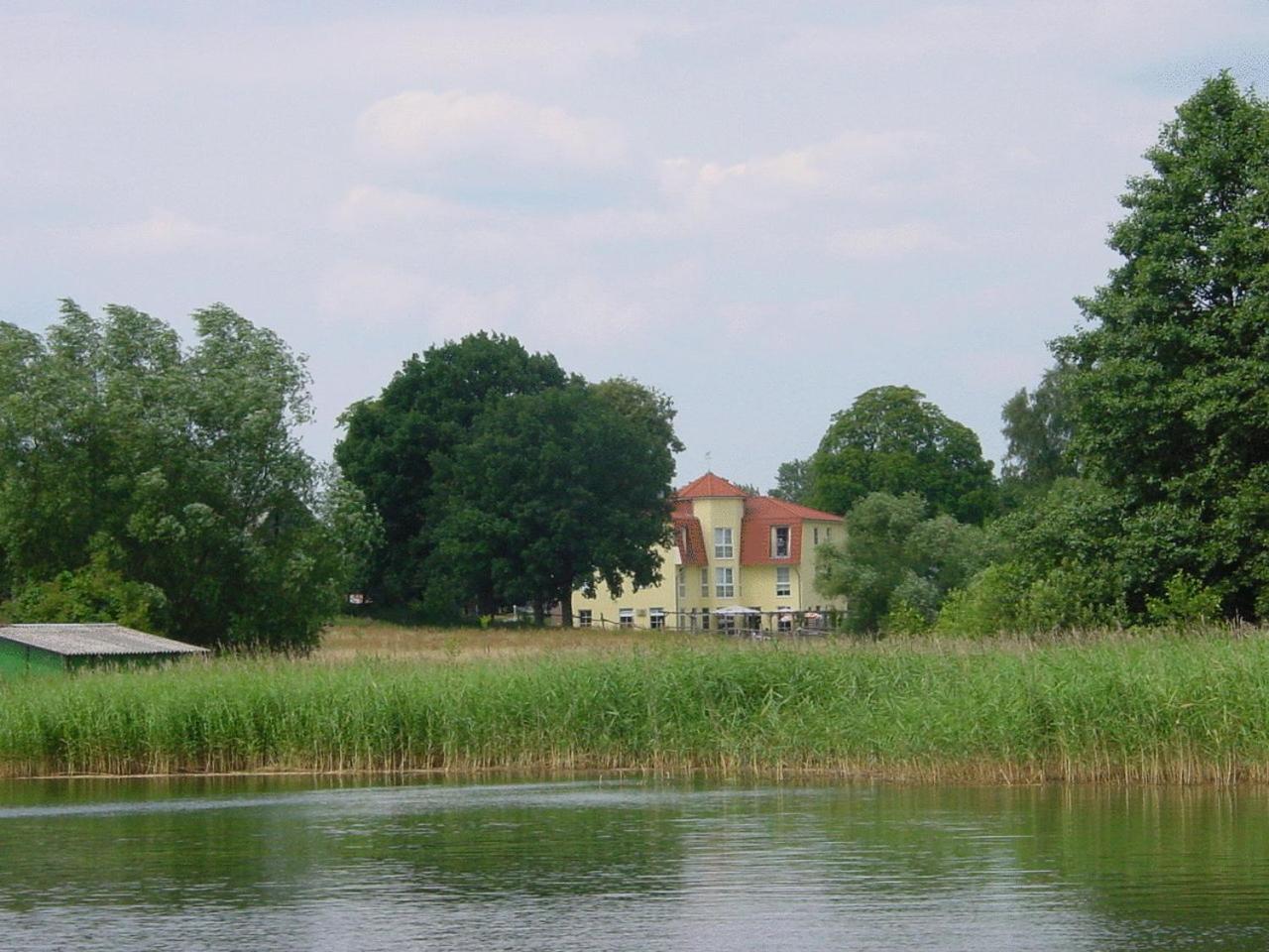 Landhotel Am Peetscher See Миров Екстериор снимка