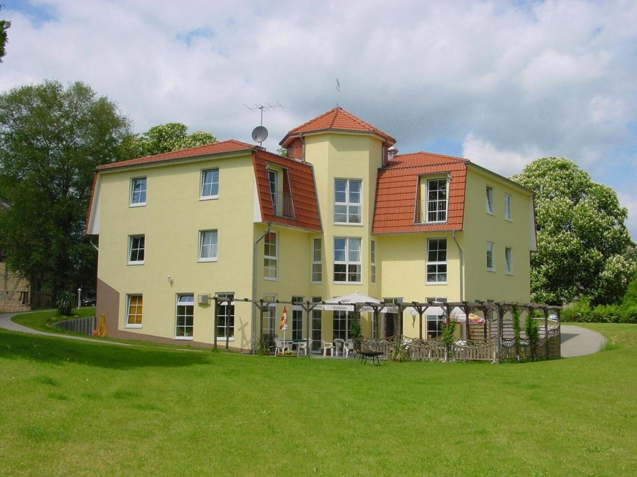 Landhotel Am Peetscher See Миров Екстериор снимка