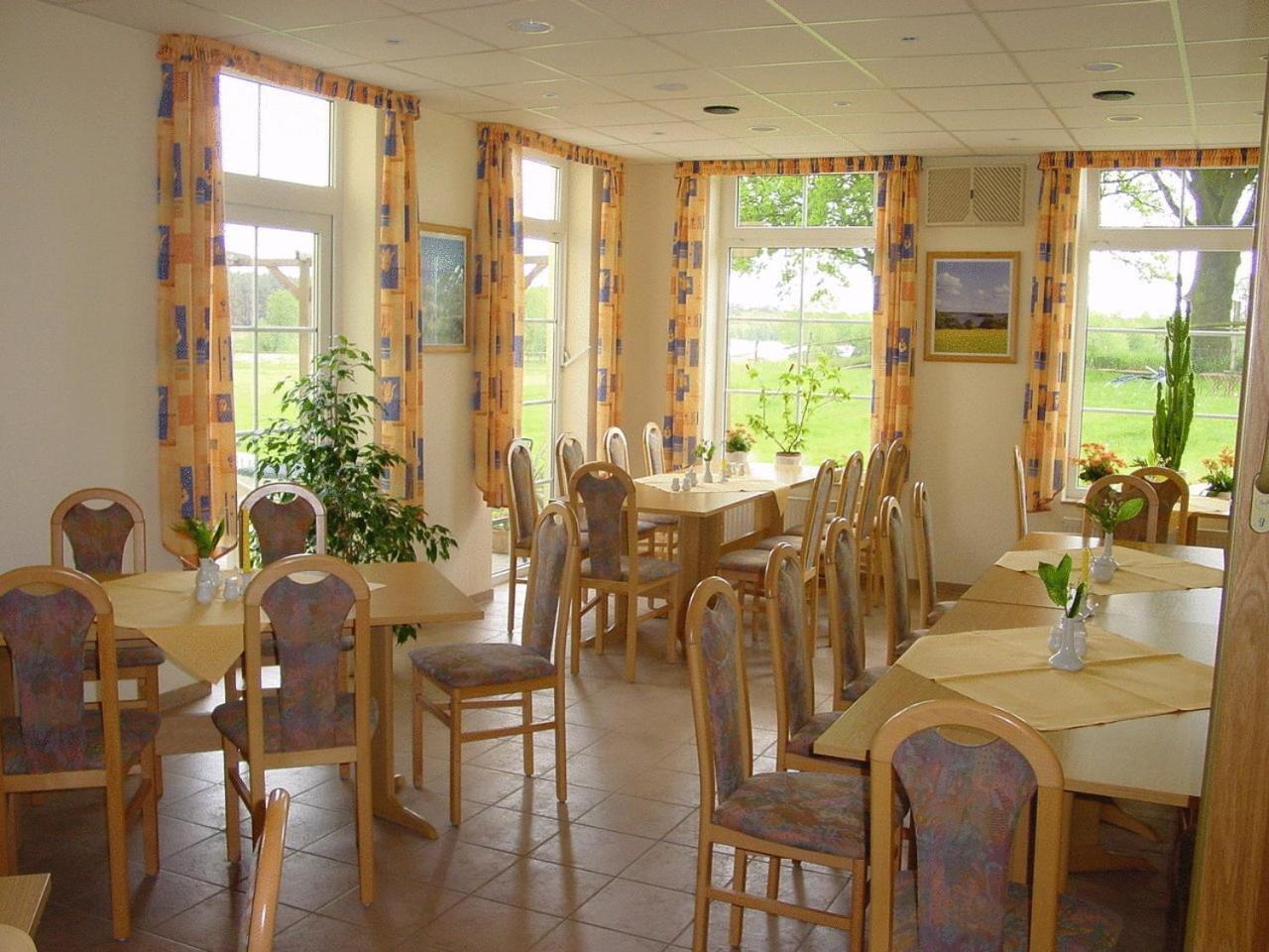 Landhotel Am Peetscher See Миров Екстериор снимка