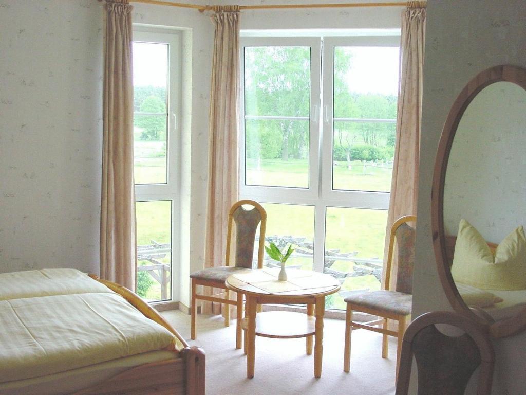 Landhotel Am Peetscher See Миров Екстериор снимка